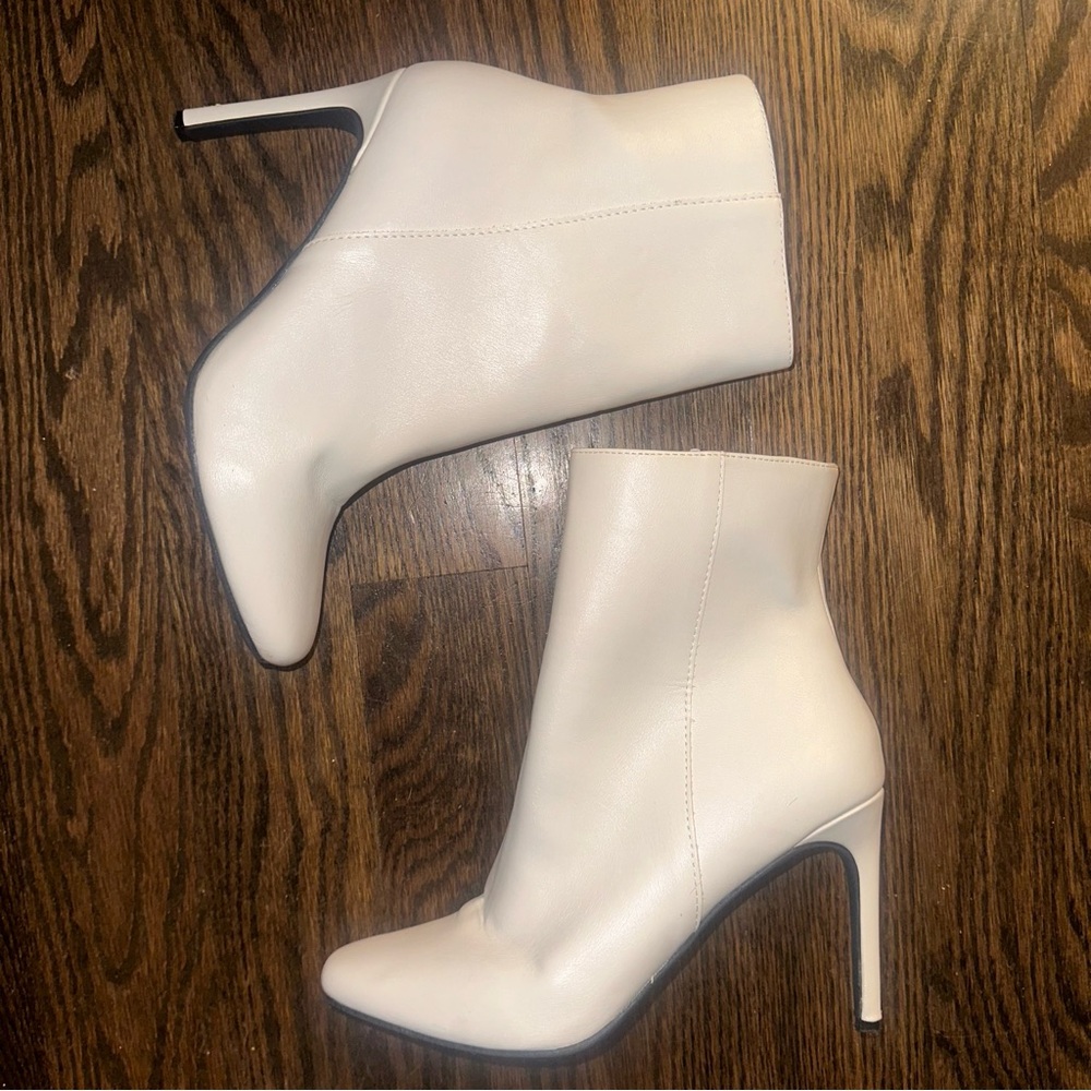 Journee Collection Size 9.5 White Zipup Heeled Cowboy Boots Silvy Booties
